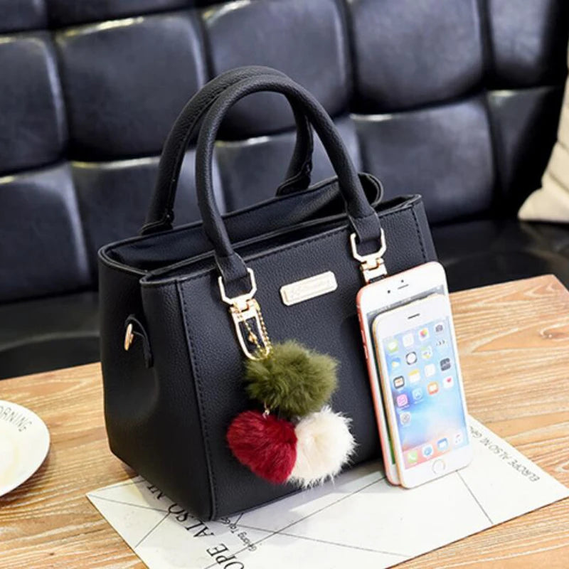 Bolsa Feminina Elegance com Pingente Decorativo e Alça Transversal