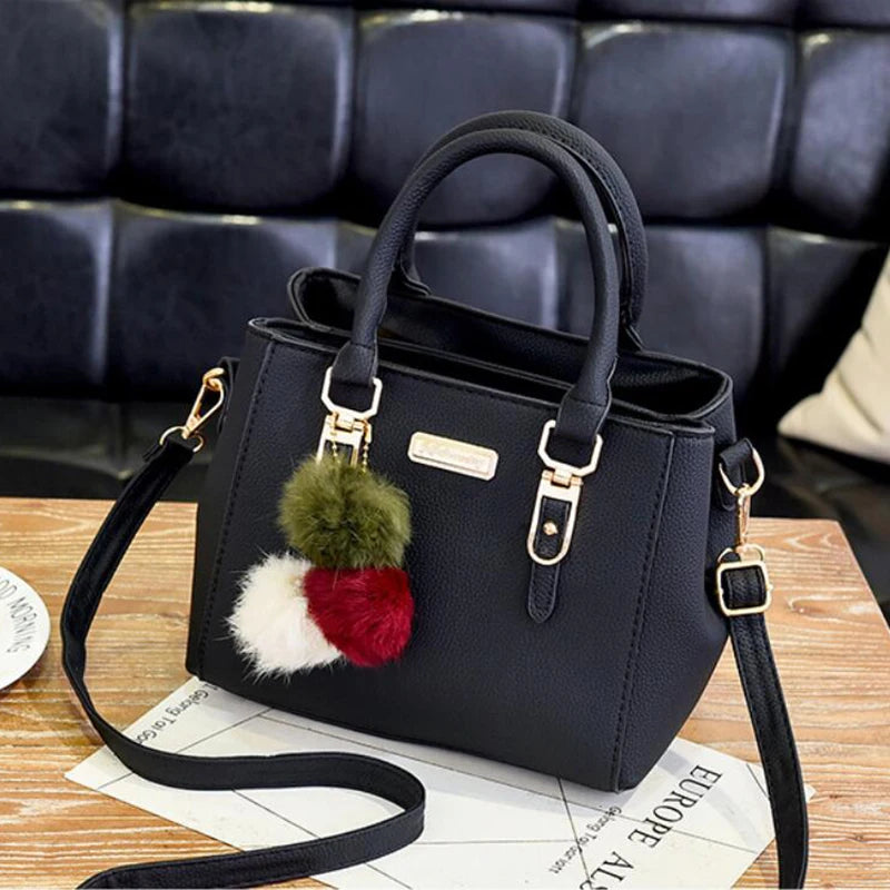 Bolsa Feminina Elegance com Pingente Decorativo e Alça Transversal