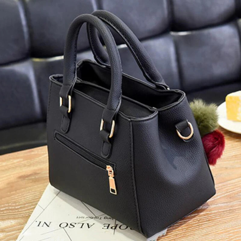 Bolsa Feminina Elegance com Pingente Decorativo e Alça Transversal