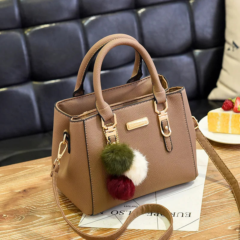 Bolsa Feminina Elegance com Pingente Decorativo e Alça Transversal