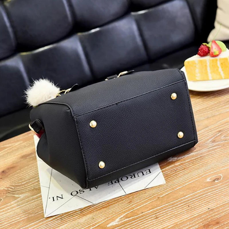 Bolsa Feminina Elegance com Pingente Decorativo e Alça Transversal