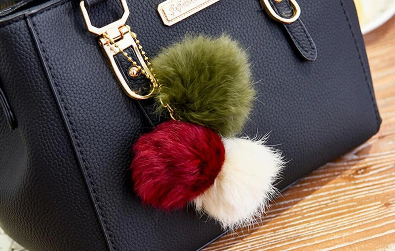 Bolsa Feminina Elegance com Pingente Decorativo e Alça Transversal