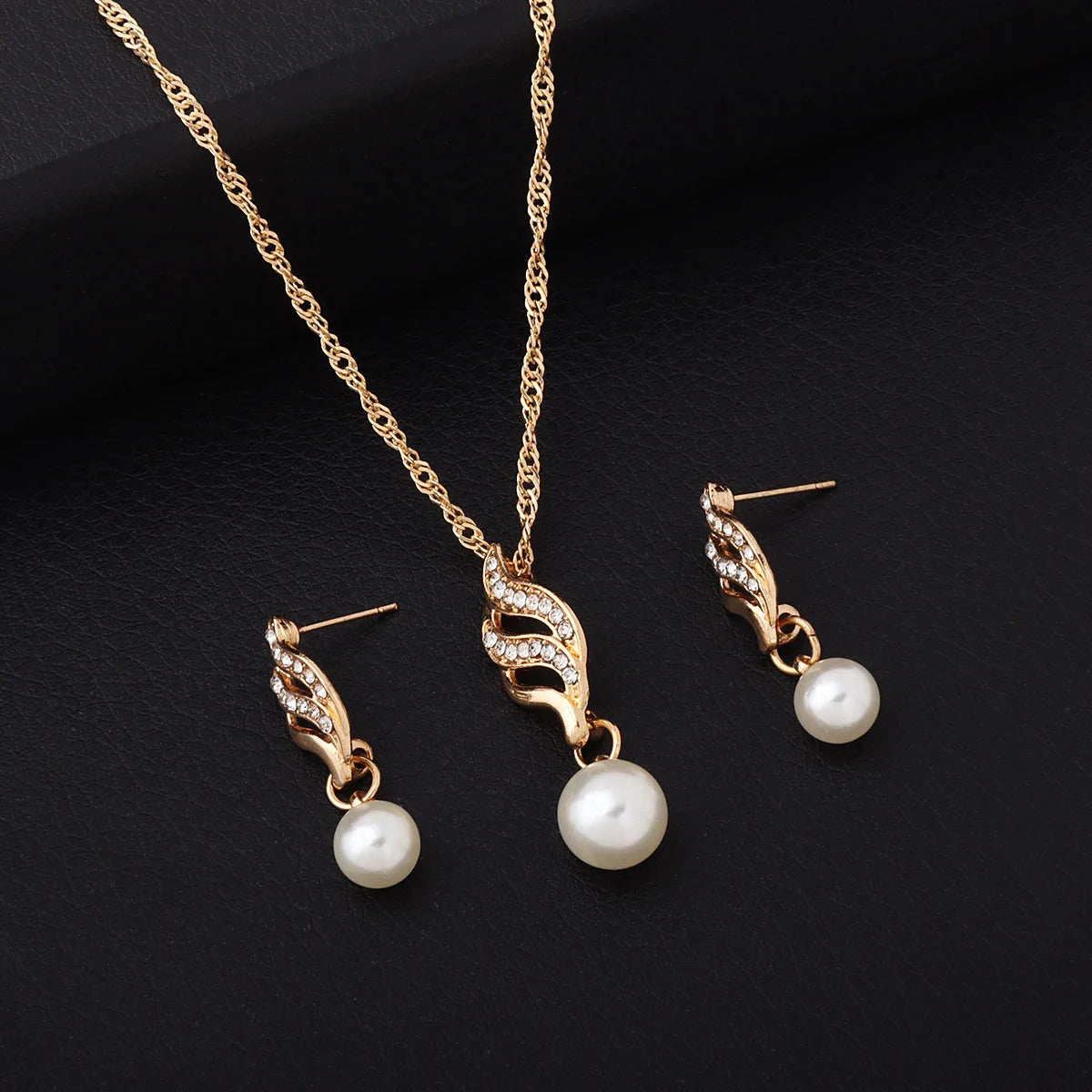 Conjunto Feminino de Colar e Brincos com Zircônias – Elegância Premium