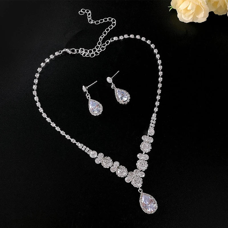 Conjunto Feminino de Colar e Brincos com Zircônias – Elegância Premium