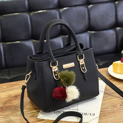 Bolsa Feminina Elegance com Pingente Decorativo e Alça Transversal