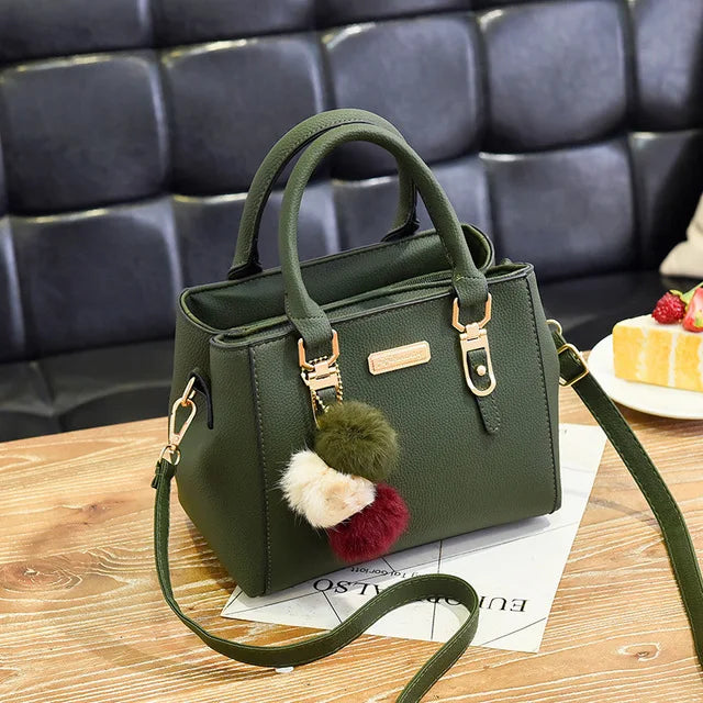 Bolsa Feminina Elegance com Pingente Decorativo e Alça Transversal