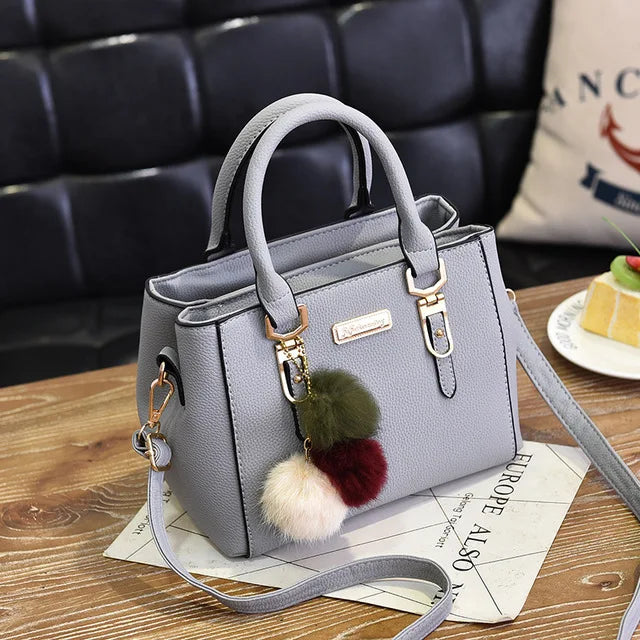 Bolsa Feminina Elegance com Pingente Decorativo e Alça Transversal