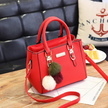 Bolsa Feminina Elegance com Pingente Decorativo e Alça Transversal