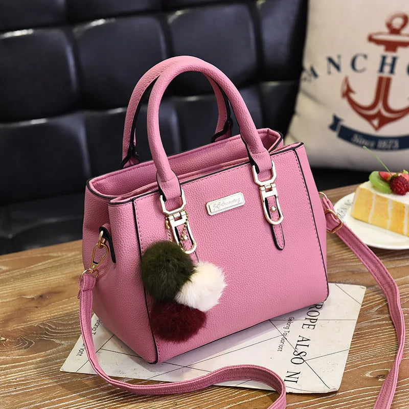 Bolsa Feminina Elegance com Pingente Decorativo e Alça Transversal