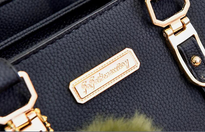 Bolsa Feminina Elegance com Pingente Decorativo e Alça Transversal