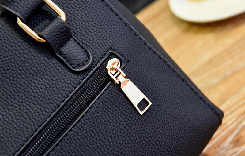 Bolsa Feminina Elegance com Pingente Decorativo e Alça Transversal