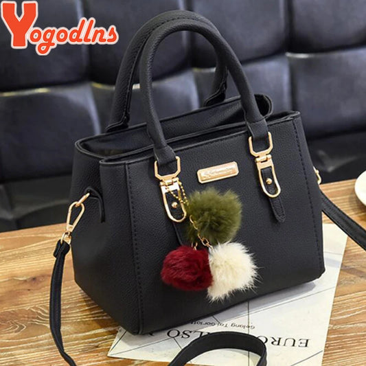 Bolsa Feminina Elegance com Pingente Decorativo e Alça Transversal