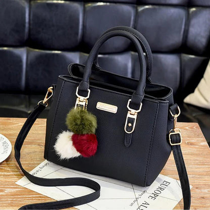 Bolsa Feminina Elegance com Pingente Decorativo e Alça Transversal