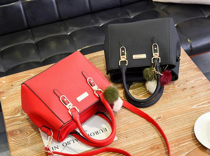 Bolsa Feminina Elegance com Pingente Decorativo e Alça Transversal