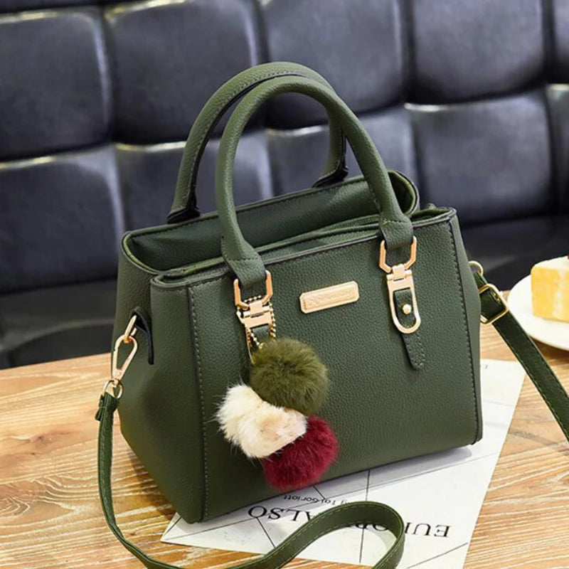 Bolsa Feminina Elegance com Pingente Decorativo e Alça Transversal
