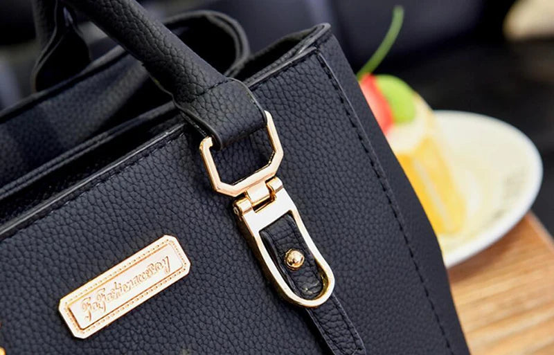 Bolsa Feminina Elegance com Pingente Decorativo e Alça Transversal