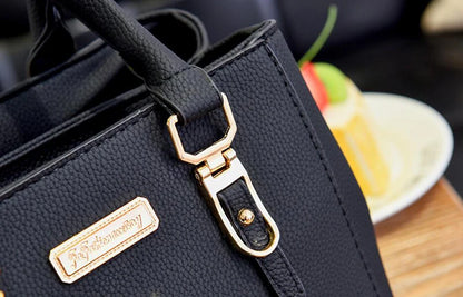 Bolsa Feminina Elegance com Pingente Decorativo e Alça Transversal