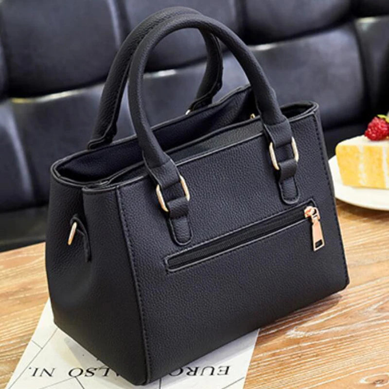Bolsa Feminina Elegance com Pingente Decorativo e Alça Transversal