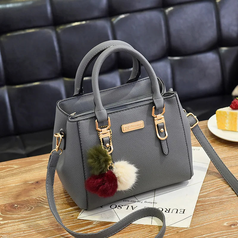 Bolsa Feminina Elegance com Pingente Decorativo e Alça Transversal