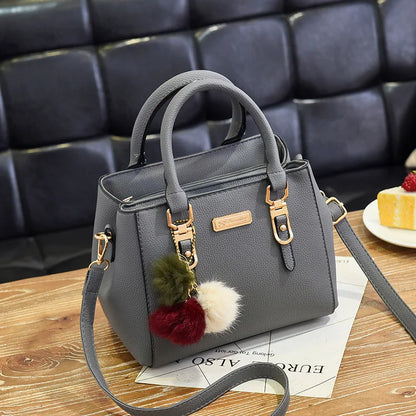 Bolsa Feminina Elegance com Pingente Decorativo e Alça Transversal