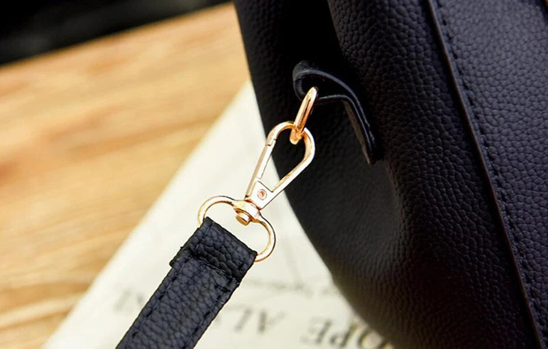 Bolsa Feminina Elegance com Pingente Decorativo e Alça Transversal