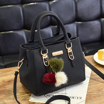 Bolsa Feminina Elegance com Pingente Decorativo e Alça Transversal