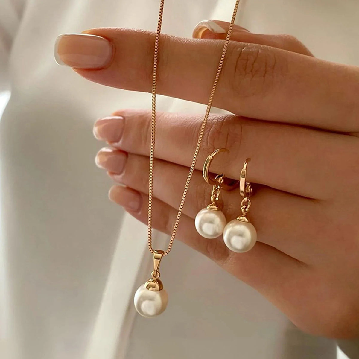 Conjunto Feminino de Colar e Brincos com Zircônias – Elegância Premium
