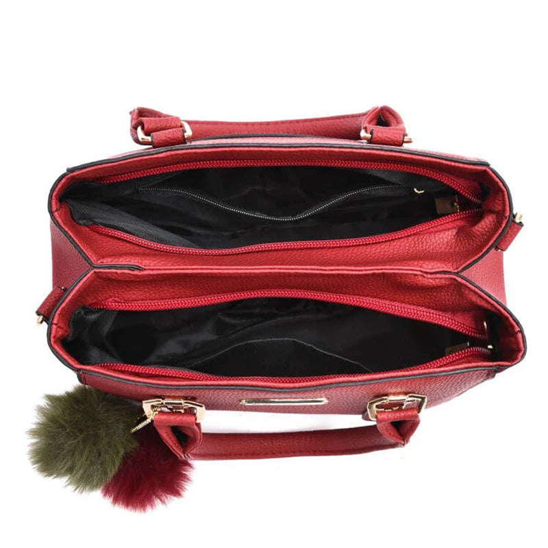 Bolsa Feminina Elegance com Pingente Decorativo e Alça Transversal