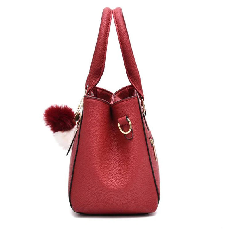 Bolsa Feminina Elegance com Pingente Decorativo e Alça Transversal